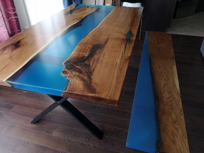 Table rivière bleue avec un banc agencé